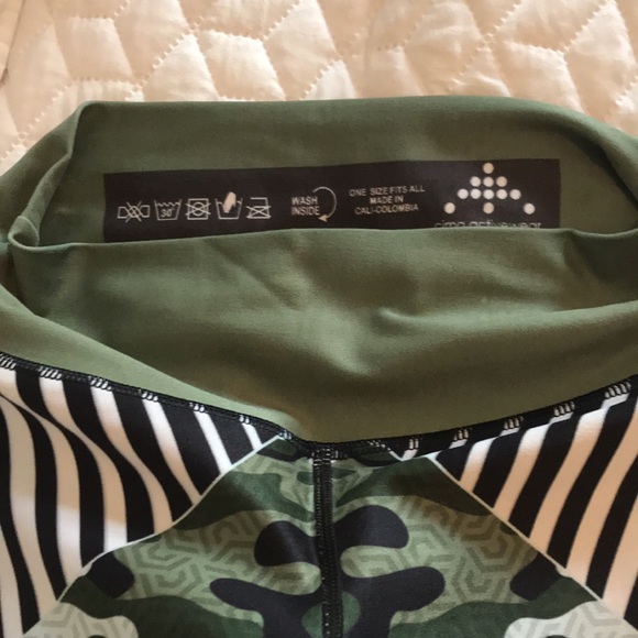 Activewear Camo Design Leggings, Compression fabric One Size Fits Most.Like New. - Picture 3 of 6